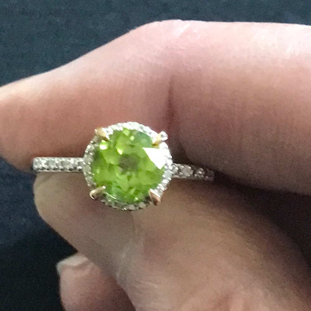 Elegant Green Peridot and diamond ring